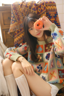 男生亲吻女生胸部